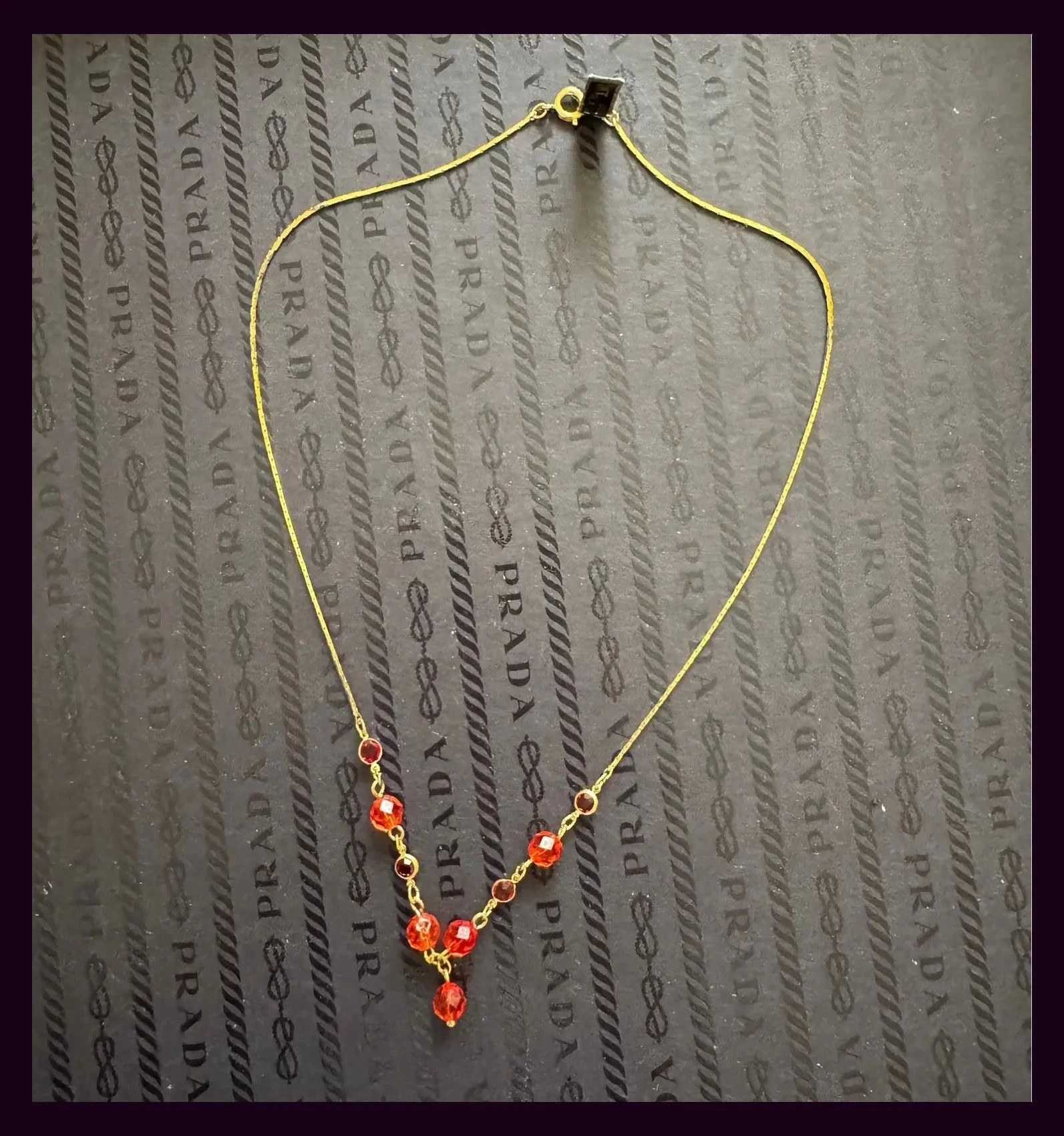 Collar chapado oro 24k con piedrecitas rojas 🦋 – Vintage