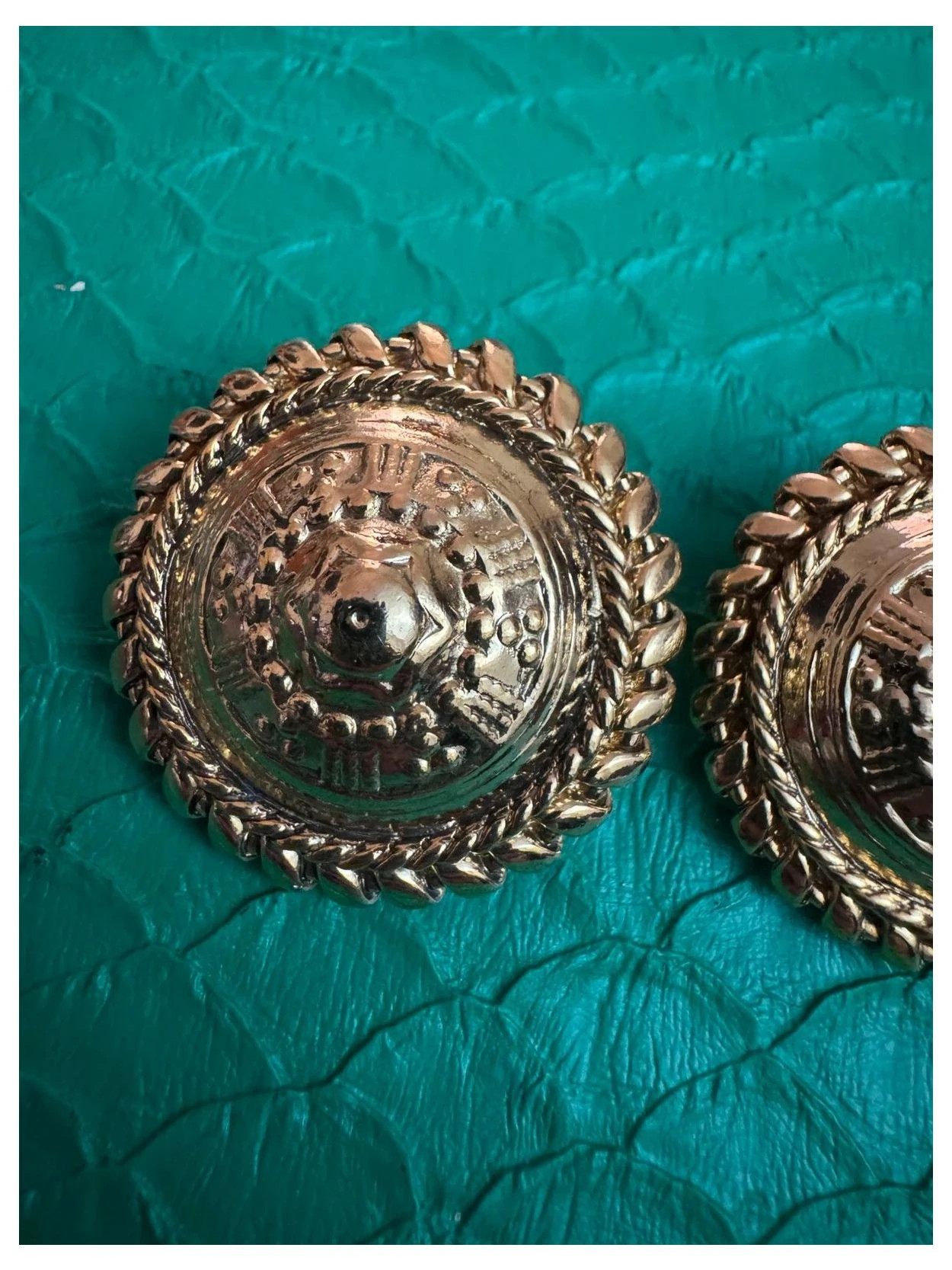 Pendientes vintage clip dorados 🦋 – Vintage Dressing 2