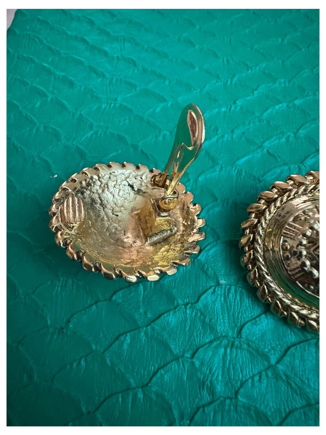 Pendientes vintage clip dorados 🦋 – Vintage Dressing 4