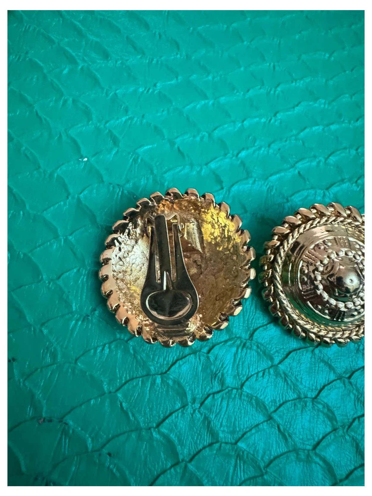 Pendientes vintage clip dorados 🦋 – Vintage Dressing 3