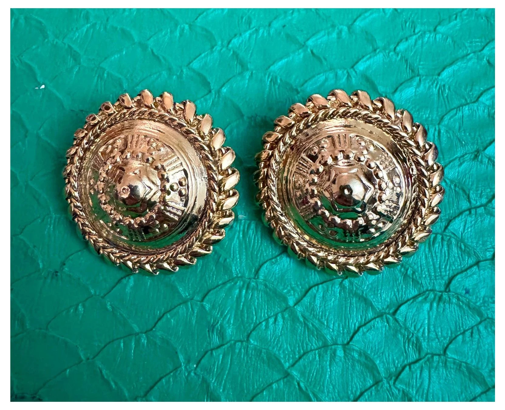 Pendientes vintage clip dorados 🦋 – Vintage Dressing