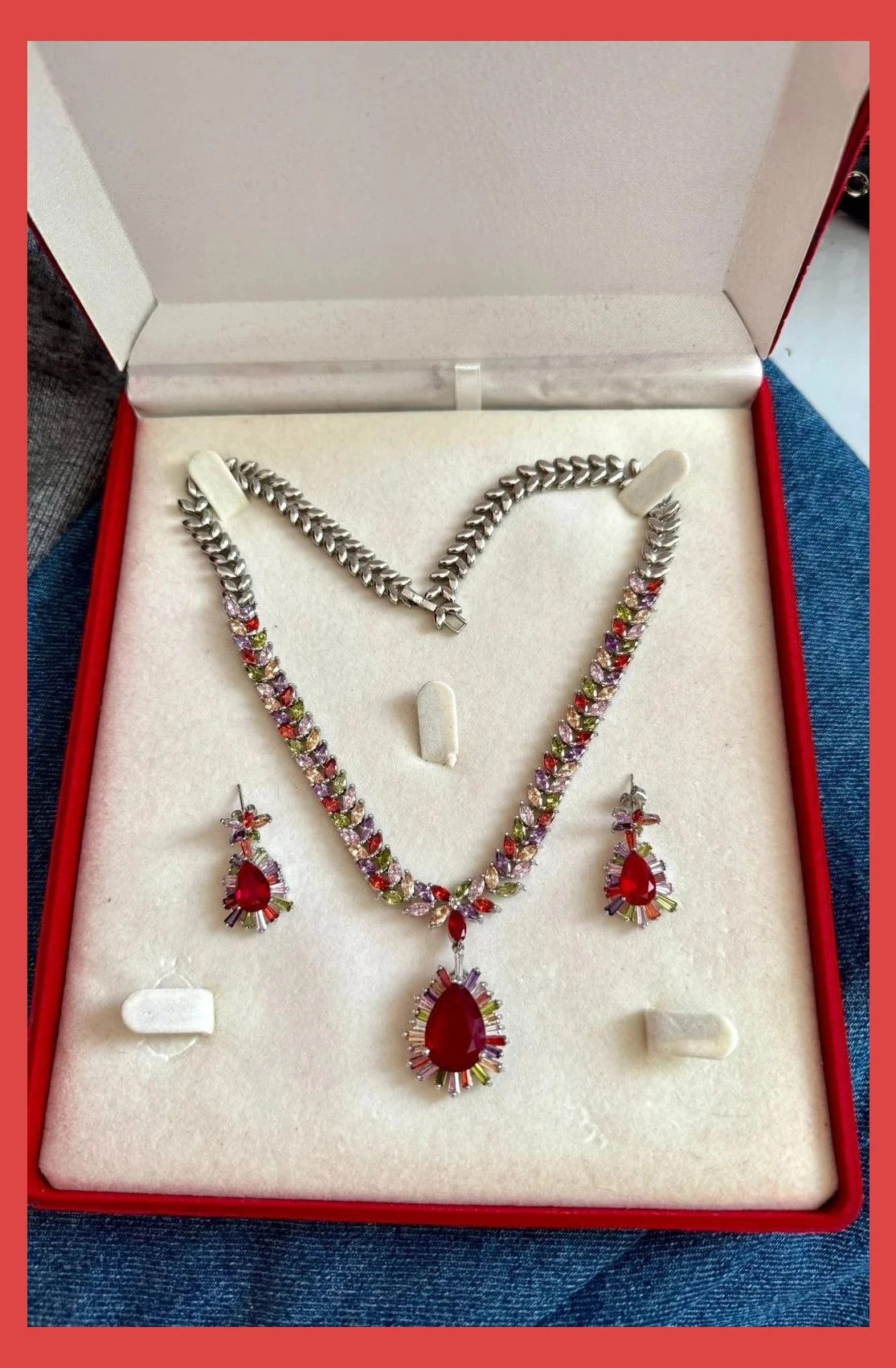 Impresionante juego de joyas vintage con piedras , con estuche 🦋