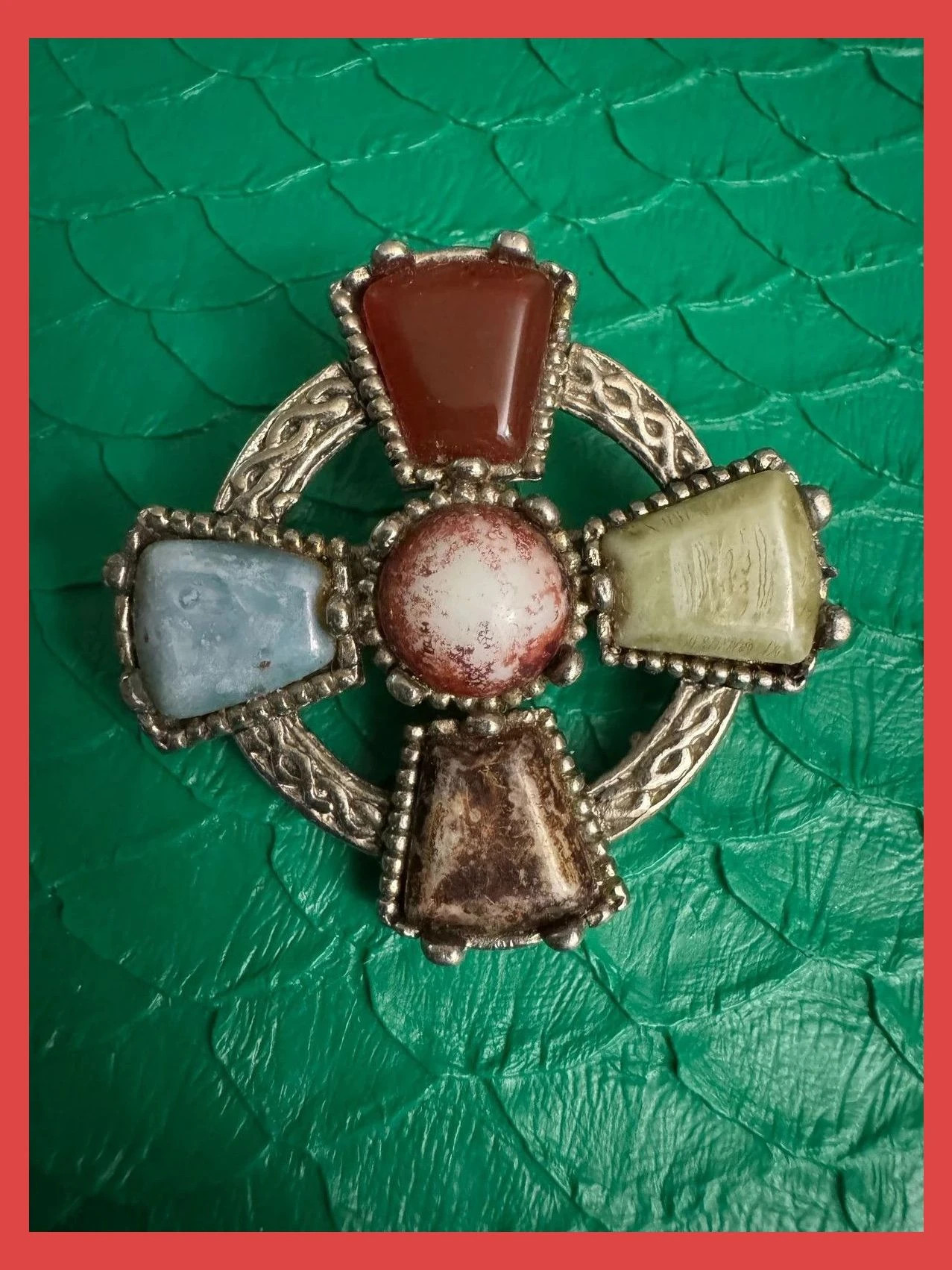 Broche vintage con piedras 🦋 – Vintage Dressing 2