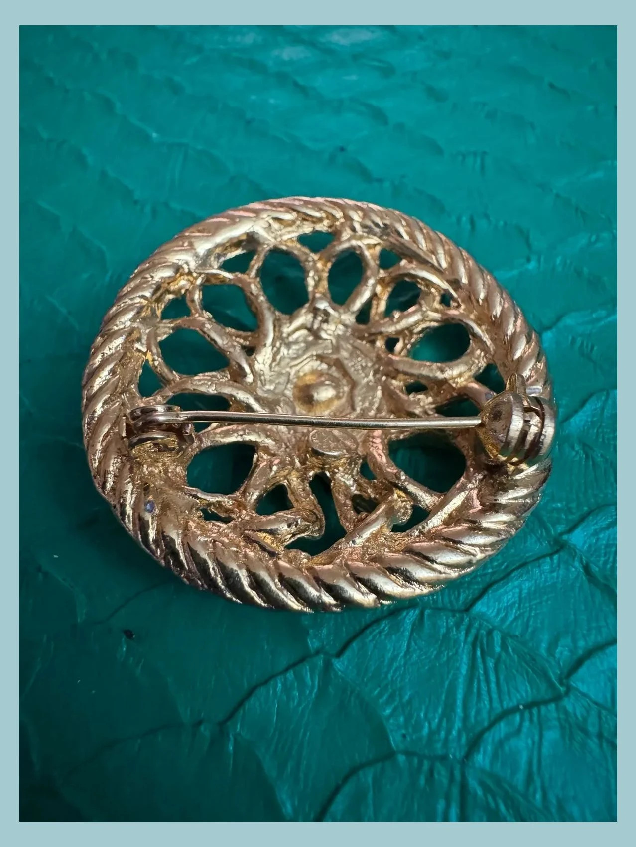 Broche vintage dorado 🦋 – Vintage Dressing 3