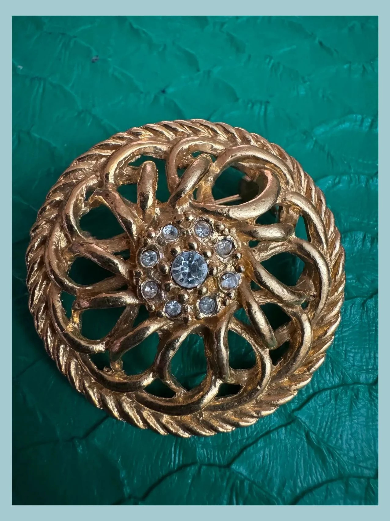Broche vintage dorado 🦋 – Vintage Dressing 2