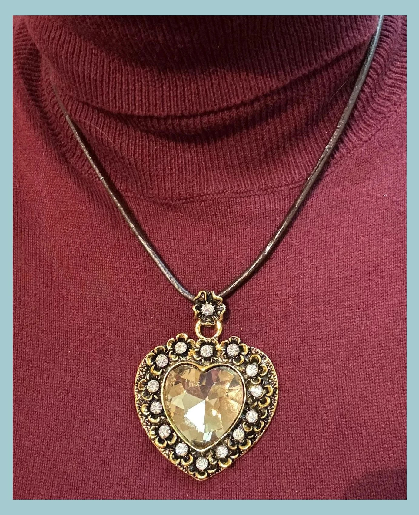 Collar corazón dorado 🦋 – Vintage Dressing 3