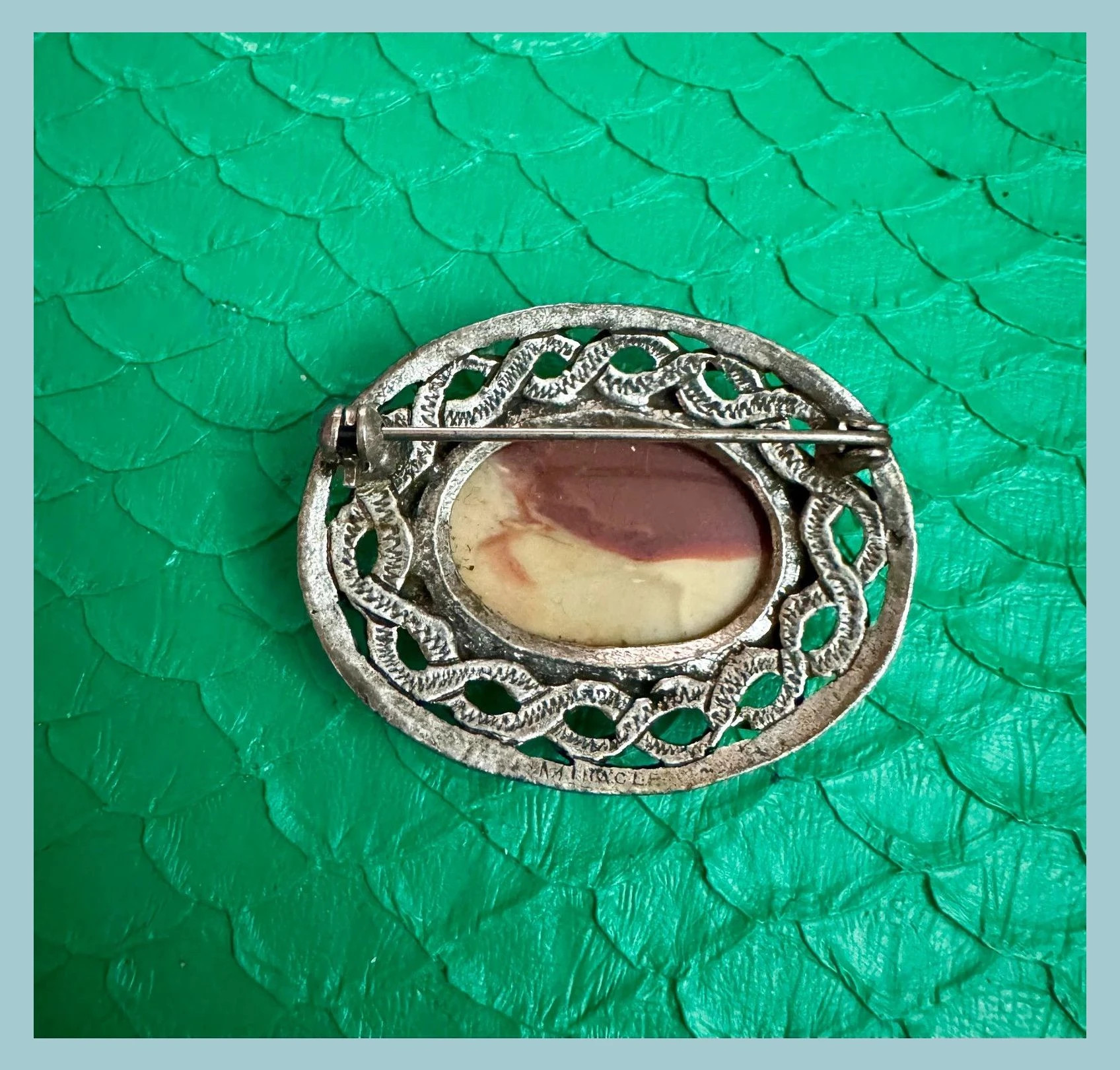 Broche vintage con piedra natural 🦋 – Vintage Dressing 2