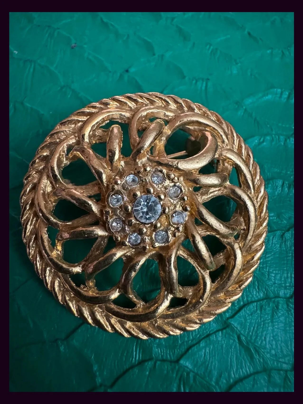 Broche vintage dorado 🦋 – Vintage Dressing 2