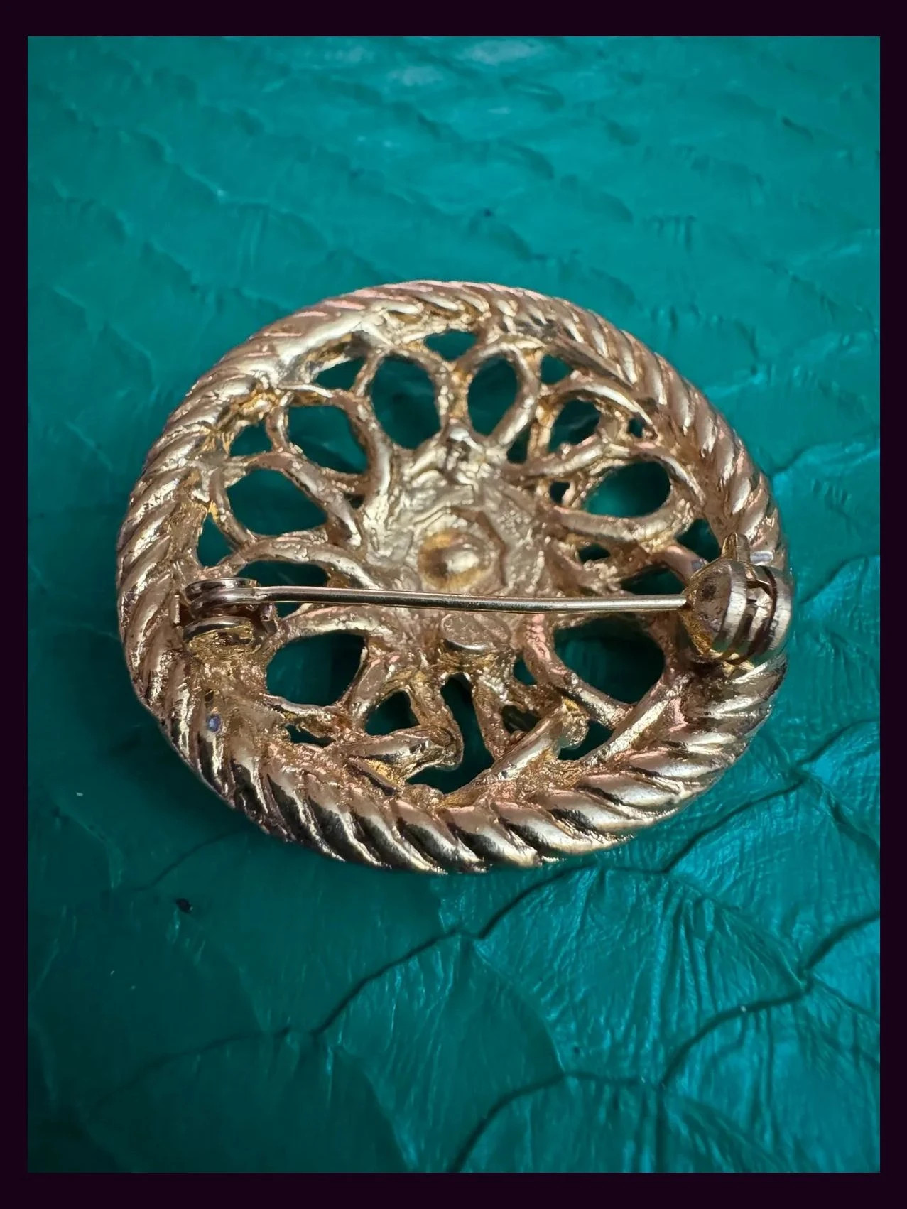 Broche vintage dorado 🦋 – Vintage Dressing 3