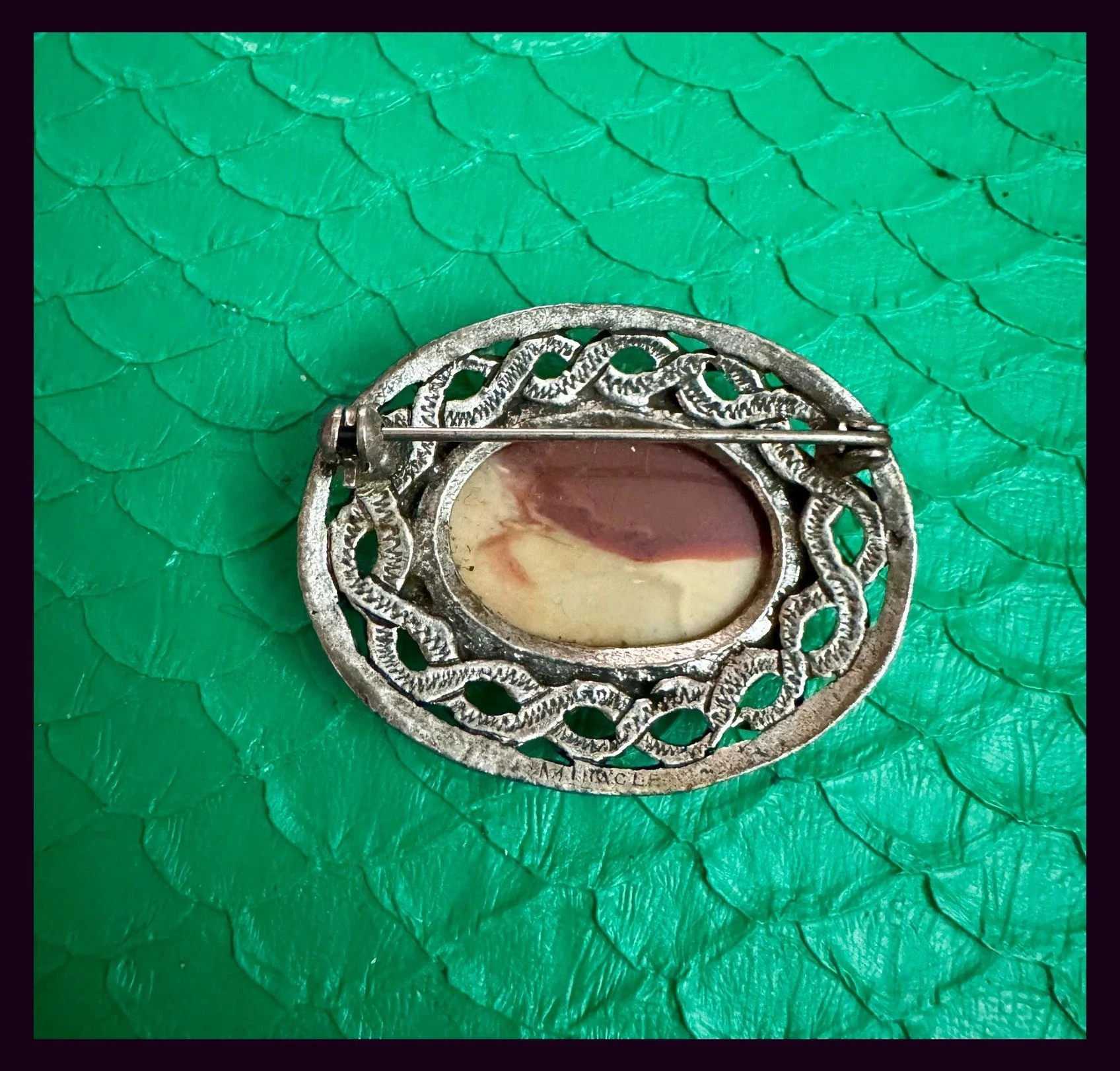 Broche vintage con piedra natural 🦋 – Vintage Dressing 2