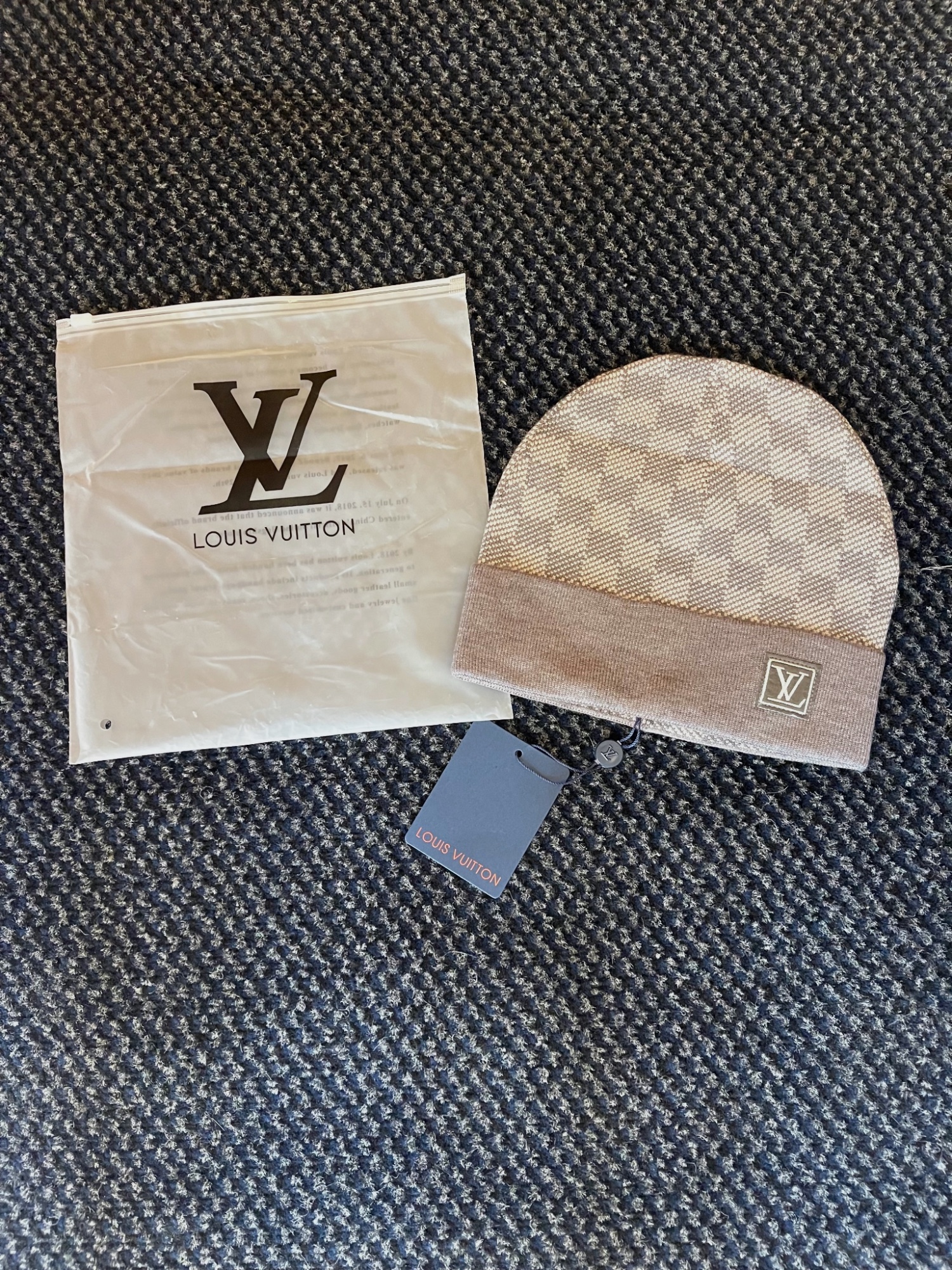 Bonnet gris Louis Vuitton 