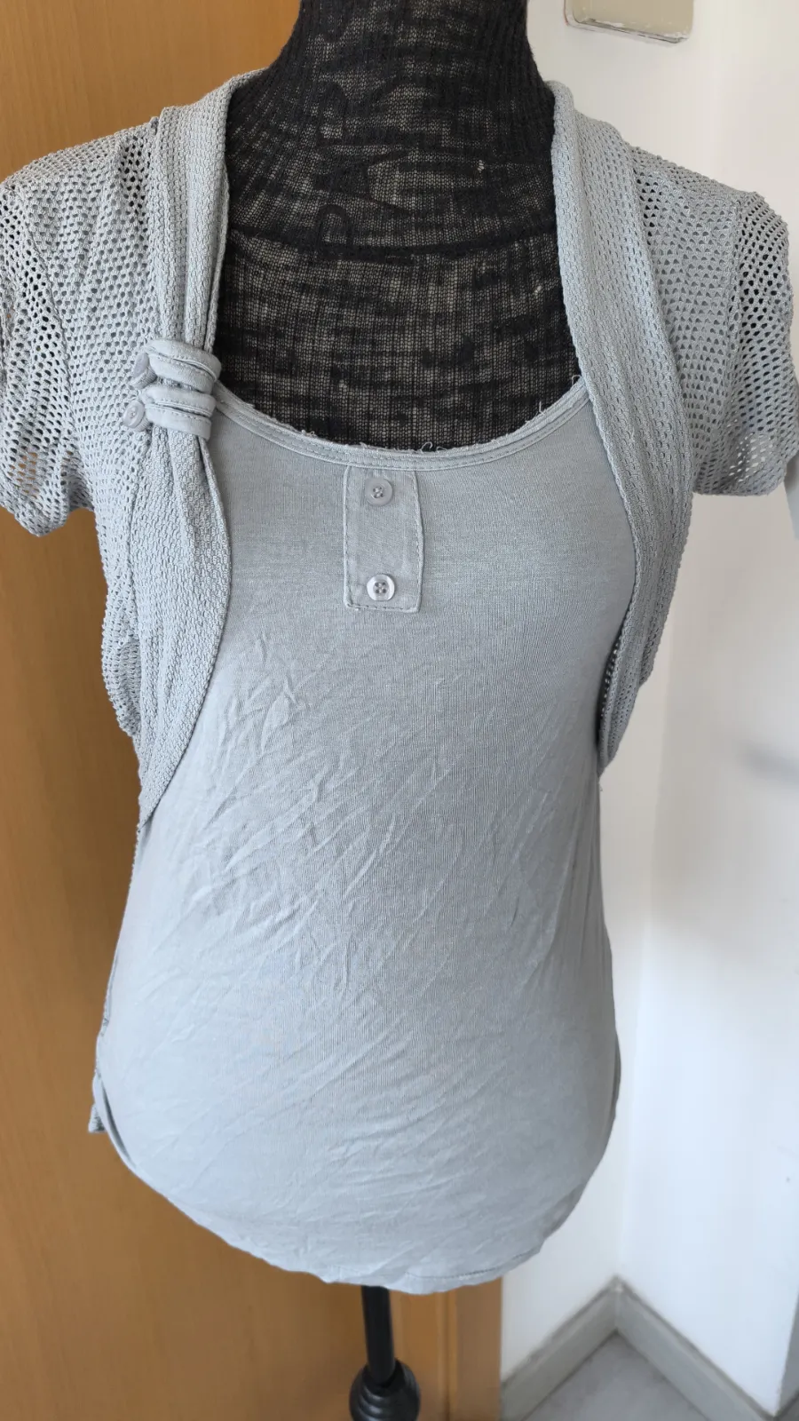 Camiseta color taupe de algodón con botones