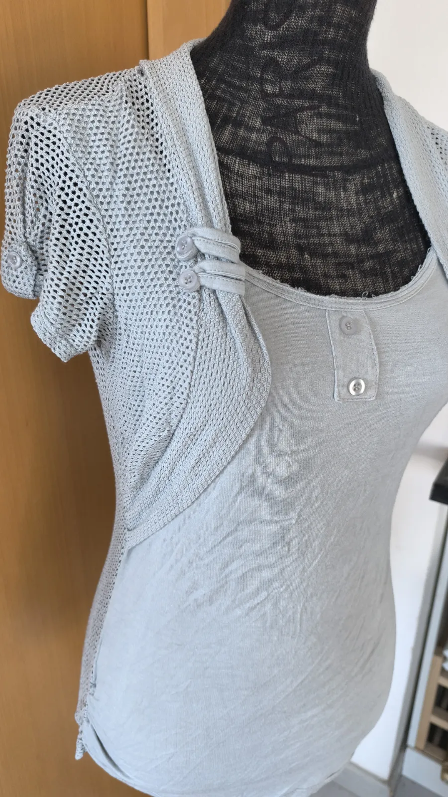 Camiseta color taupe de algodón con botones 3