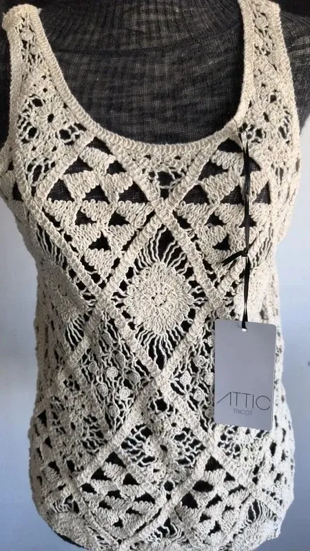 Attiro Blusa de encaje marfil sin mangas 5