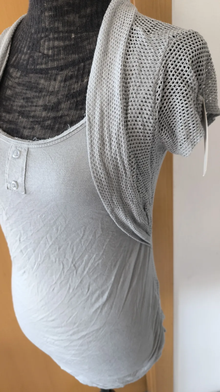 Camiseta color taupe de algodón con botones 2