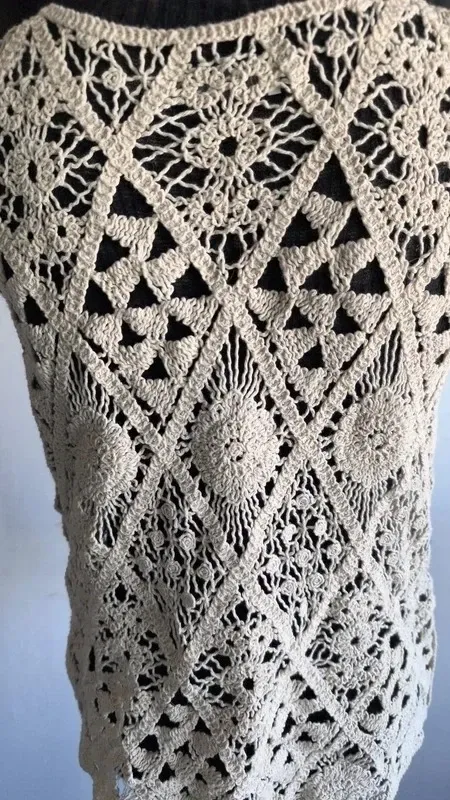 Attiro Blusa de encaje marfil sin mangas 2