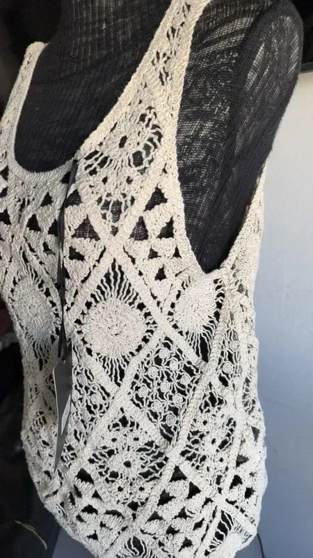 Attiro Blusa de encaje marfil sin mangas 3