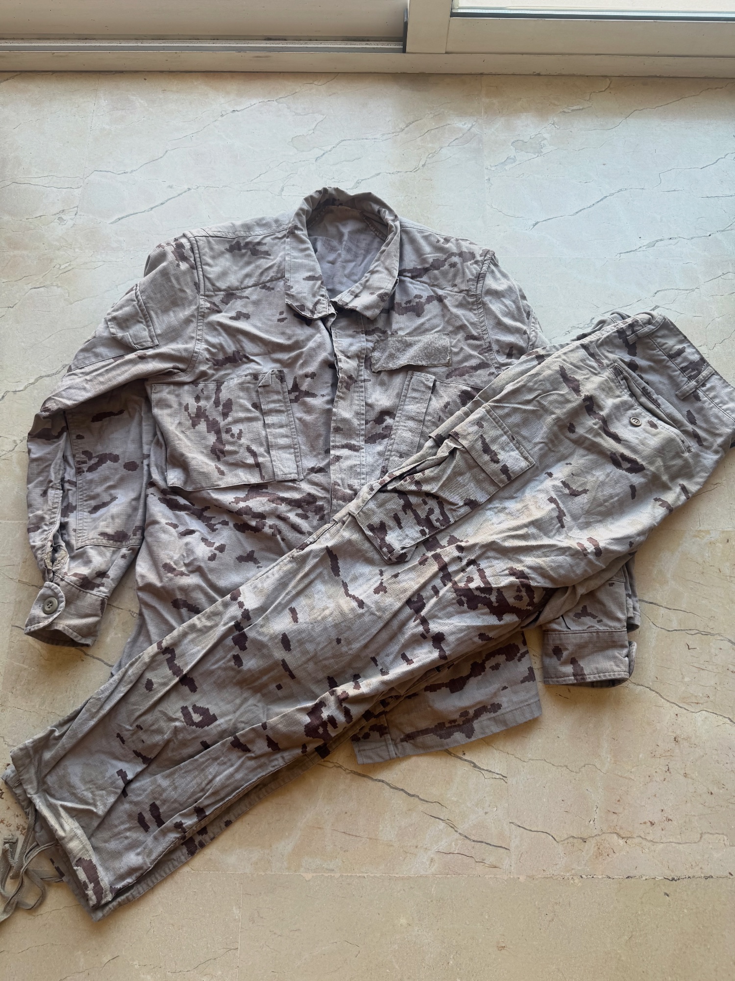 Conjunto militar camuflaje chaqueta y pantalón