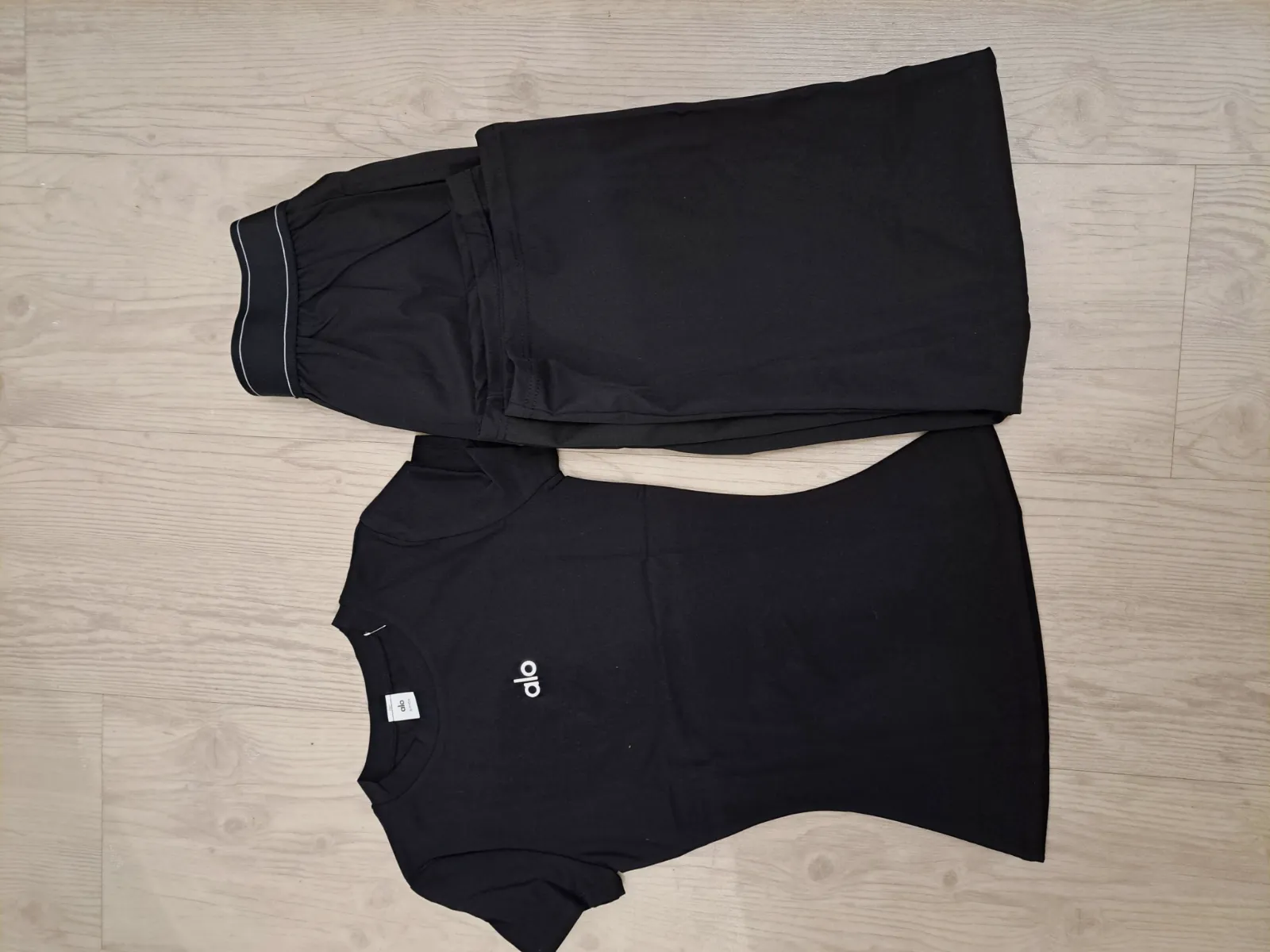 Ensemble Alo Yoga pantalon large et t-shirt noir – Alo Yoga – taille M 2