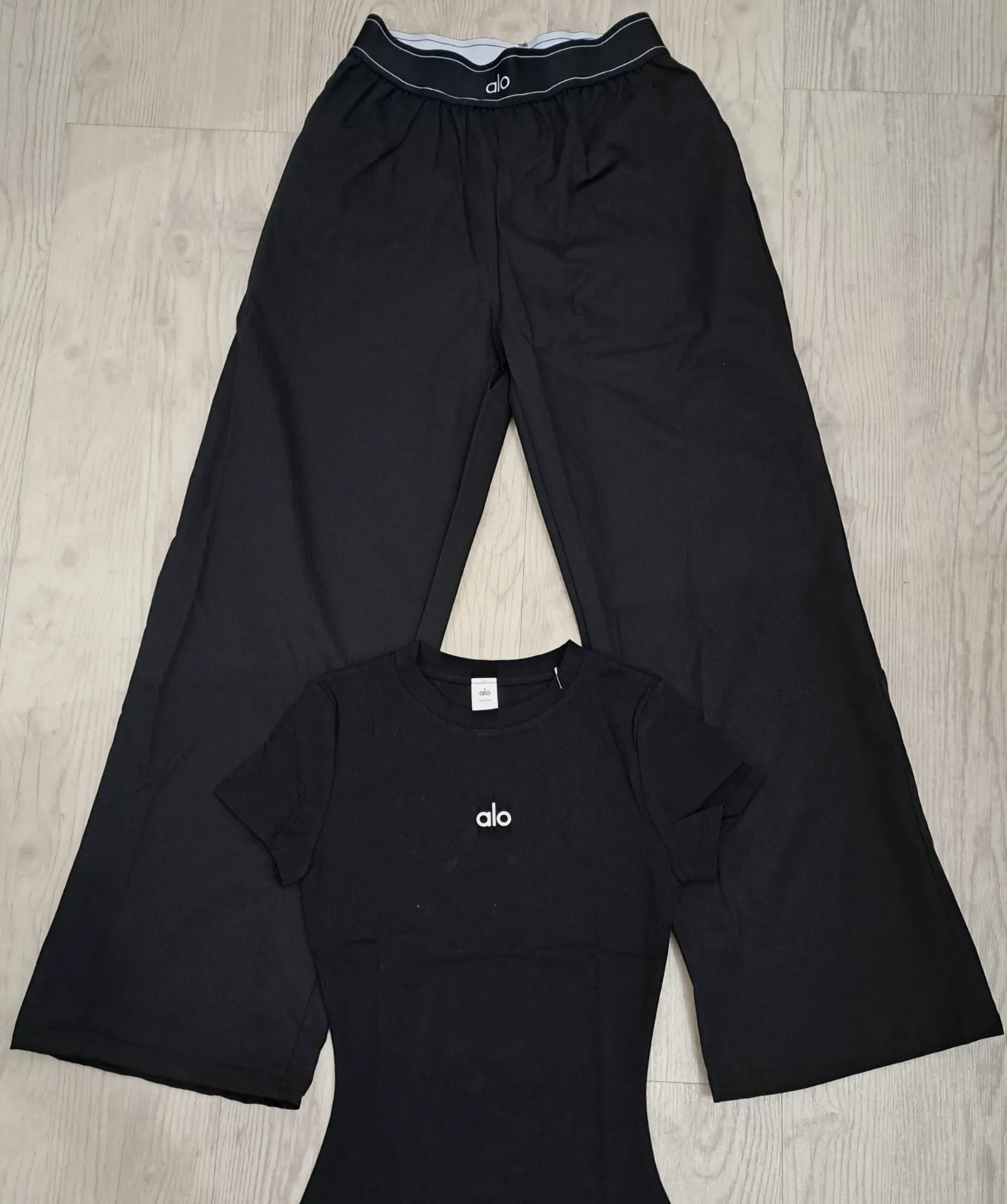 Ensemble Alo Yoga pantalon large et t-shirt noir