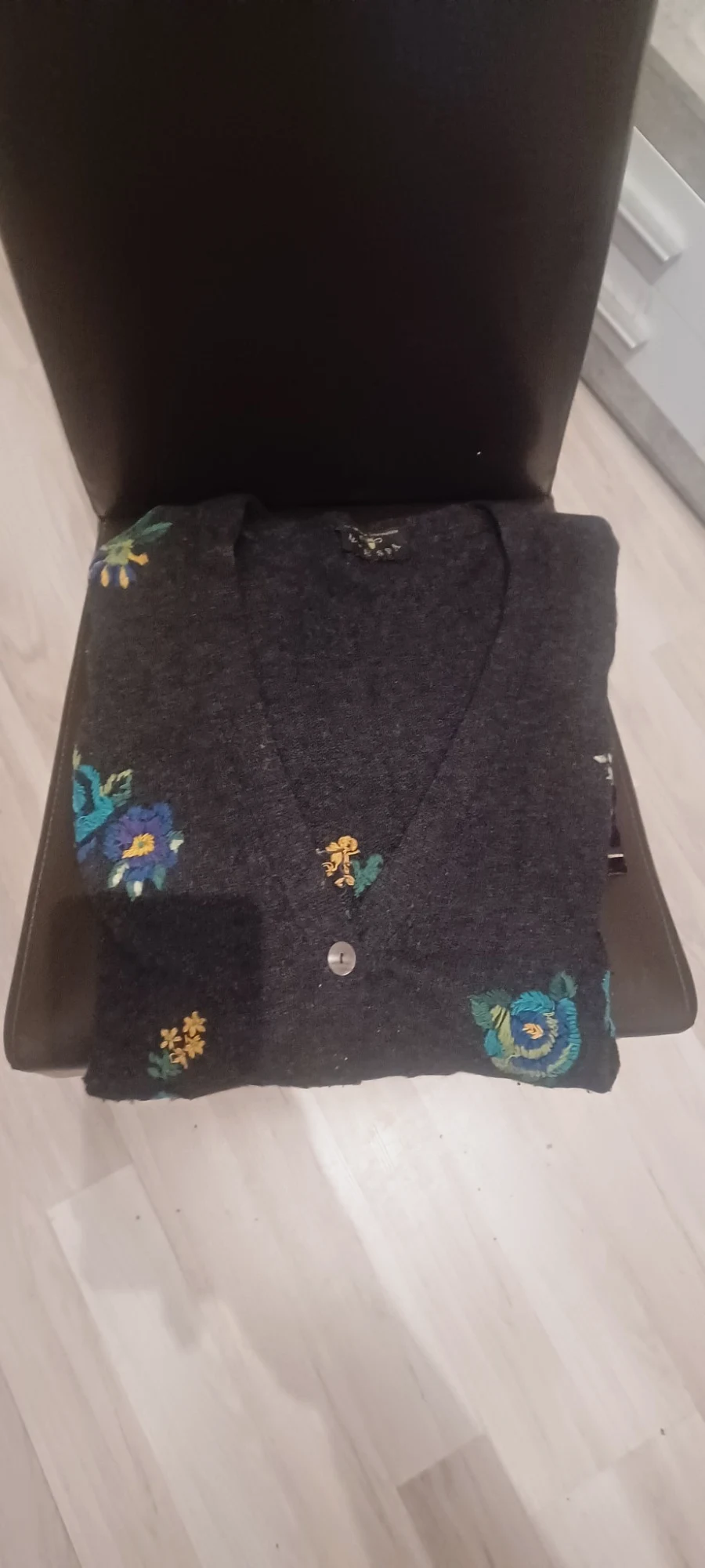 Titre : Gilet noir fleuri avec grandes poches – Taille 46