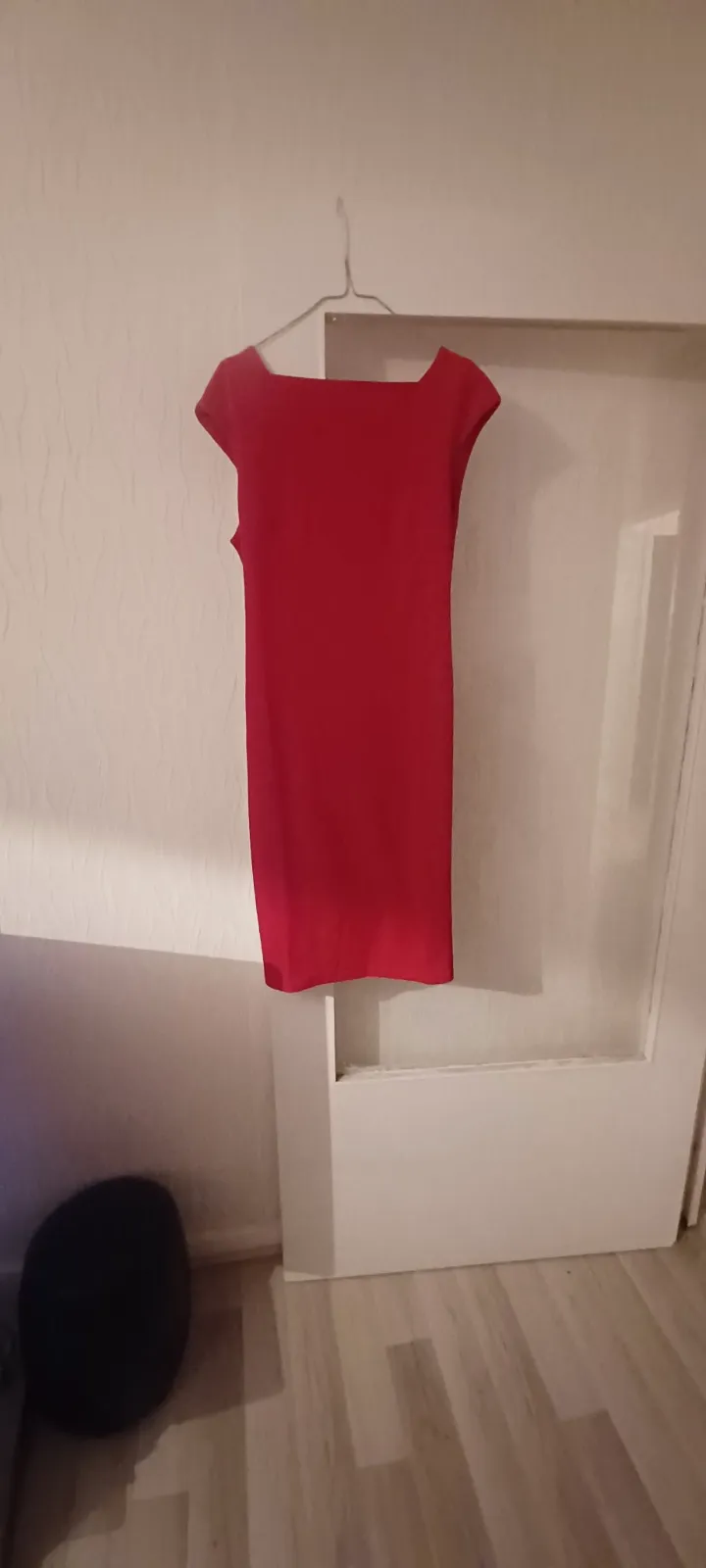 Robe rouge sans manches avec fermeture éclair dorée dans le dos  – Avon – taille S 3