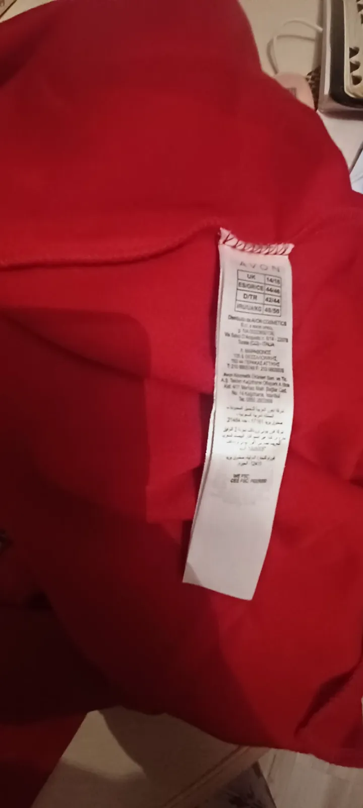 Robe rouge sans manches avec fermeture éclair dorée dans le dos  – Avon – taille S 5