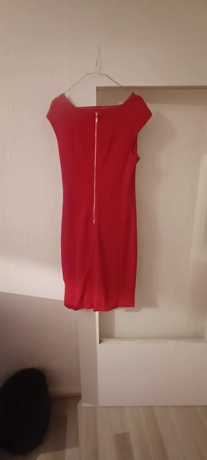 Robe rouge sans manches avec fermeture éclair dorée dans le dos  – Avon – taille S 2