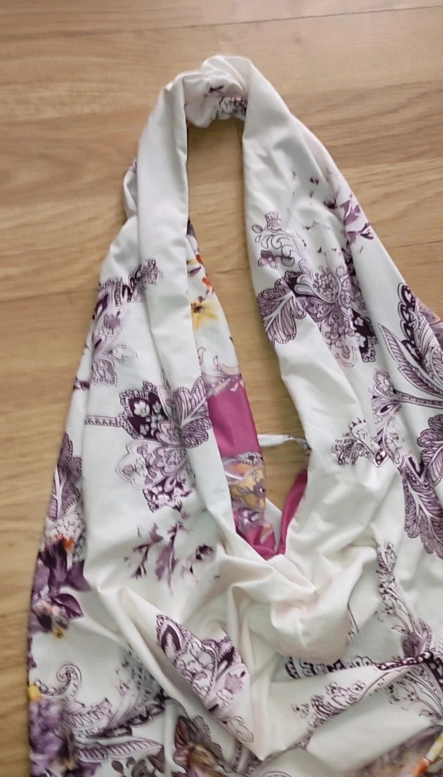 Top halter estampado floral satinado | Talla única | Espalda descubierta | Muy favorecedor – marca local – taille Taille unique 3