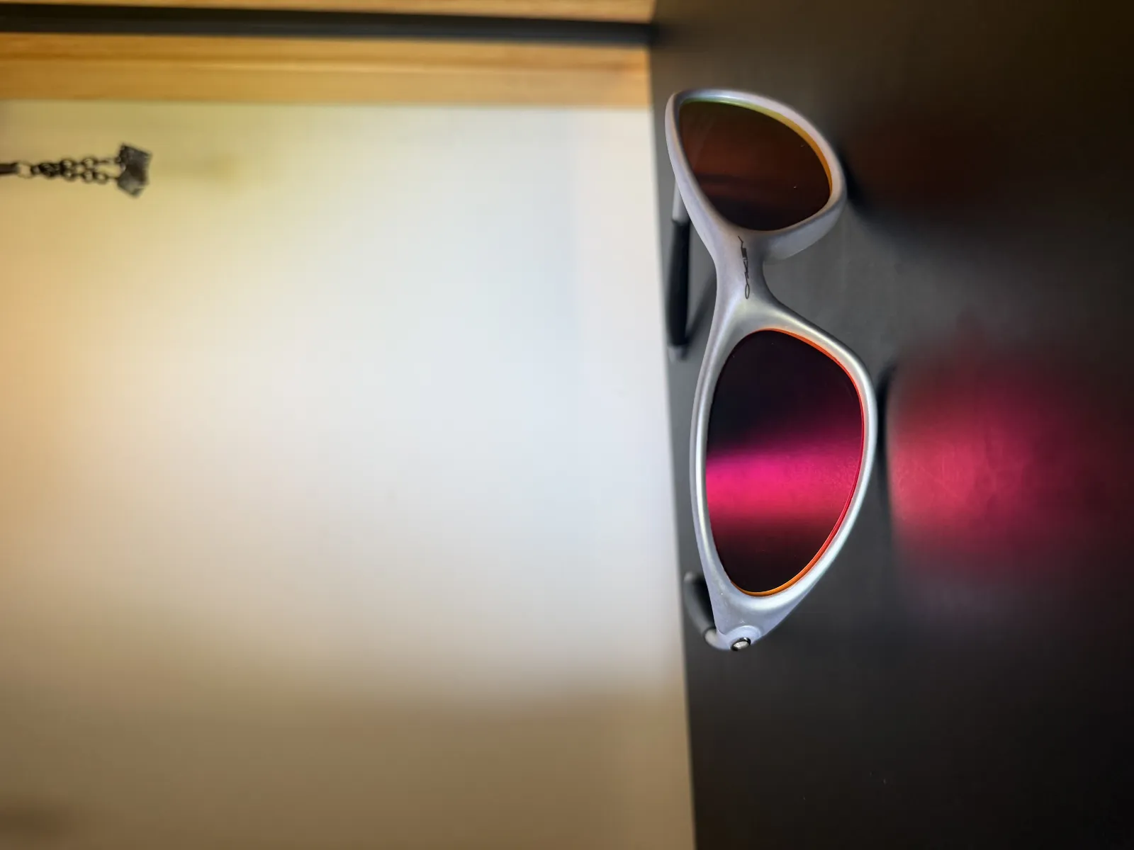 Lunettes de soleil ovales verres rouges 3