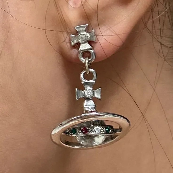 Boucles d'oreilles pendantes croix argentées
