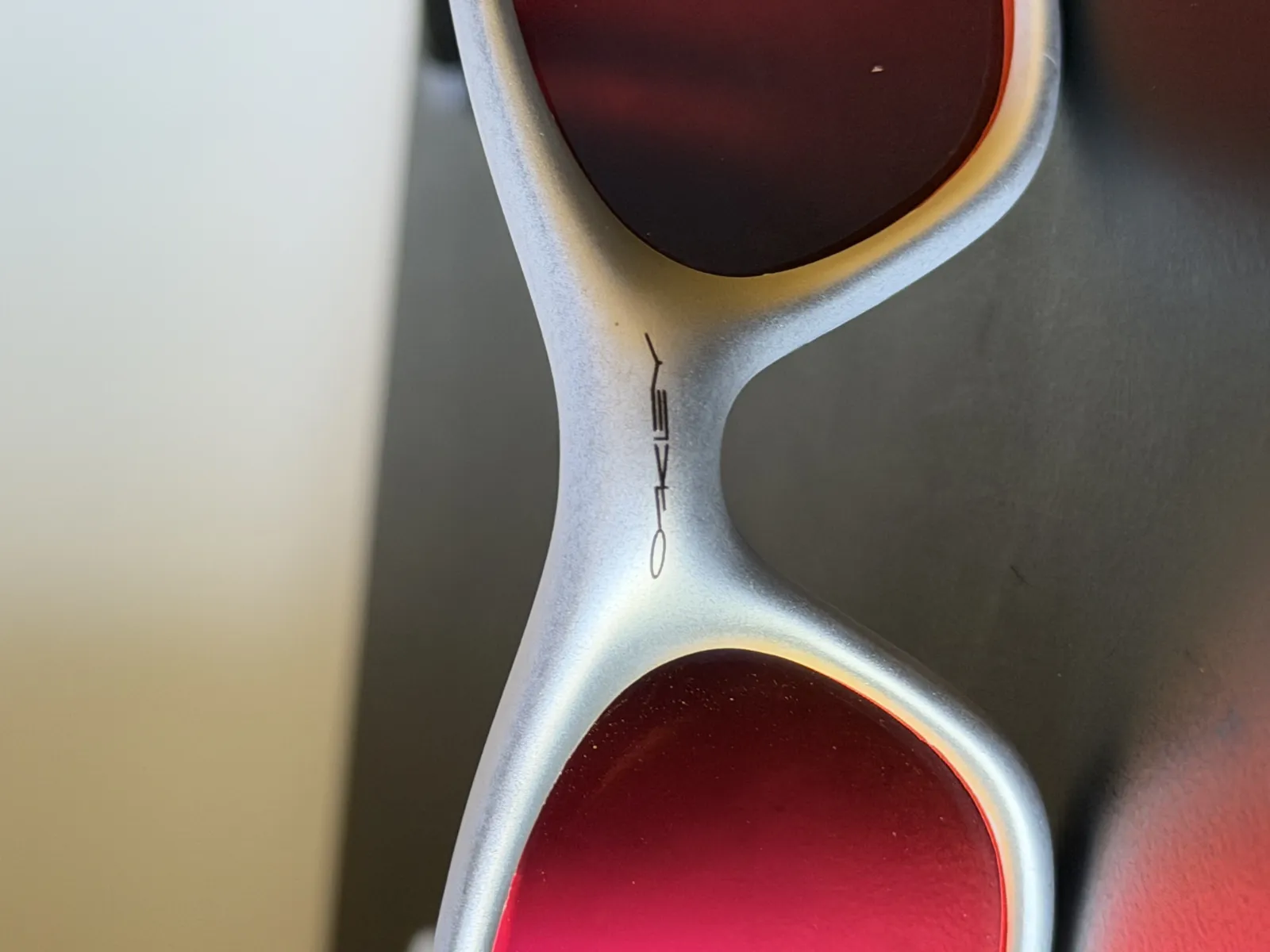Lunettes de soleil ovales verres rouges 2