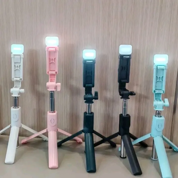 Selfie stick avec trépied et lumière LED