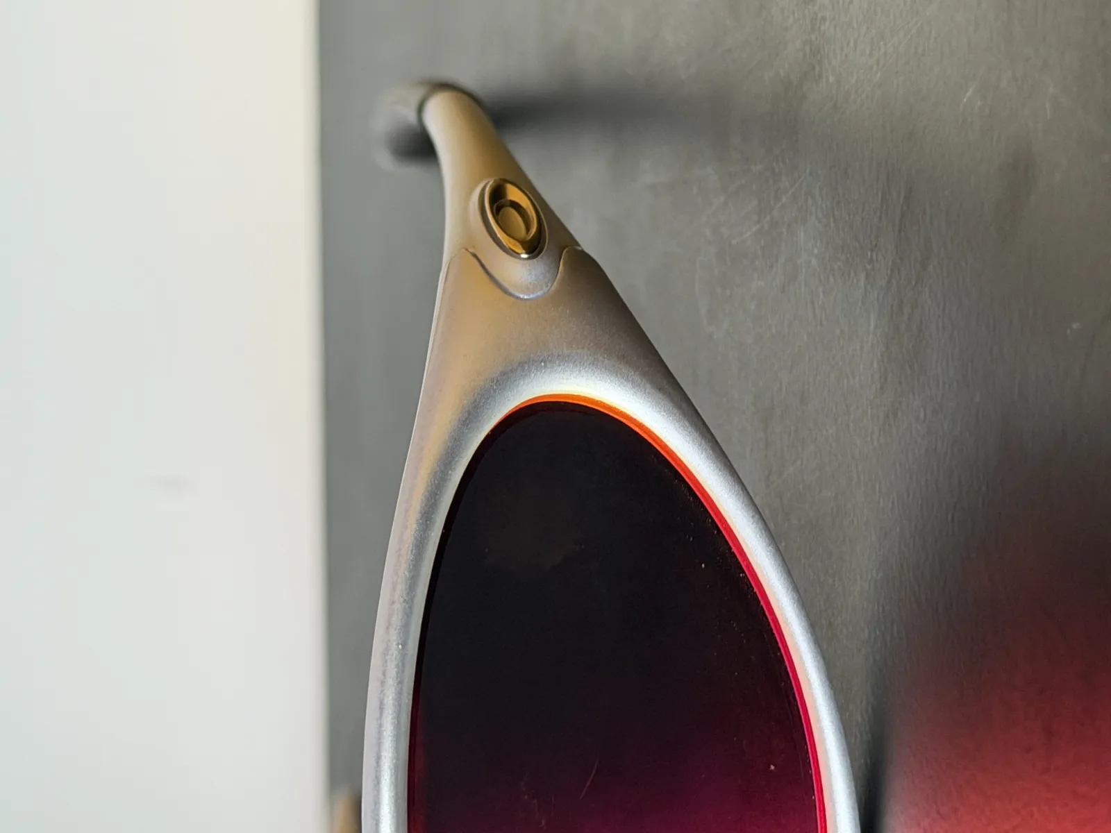 Lunettes de soleil ovales verres rouges