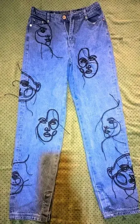 Jean bleu motifs visages dessinés