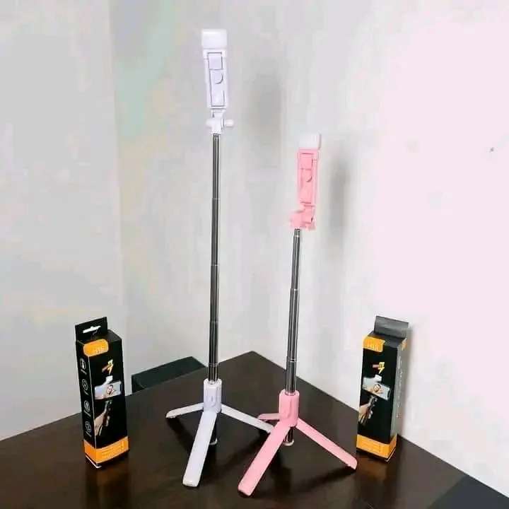 Selfie stick avec trépied et lumière LED 3