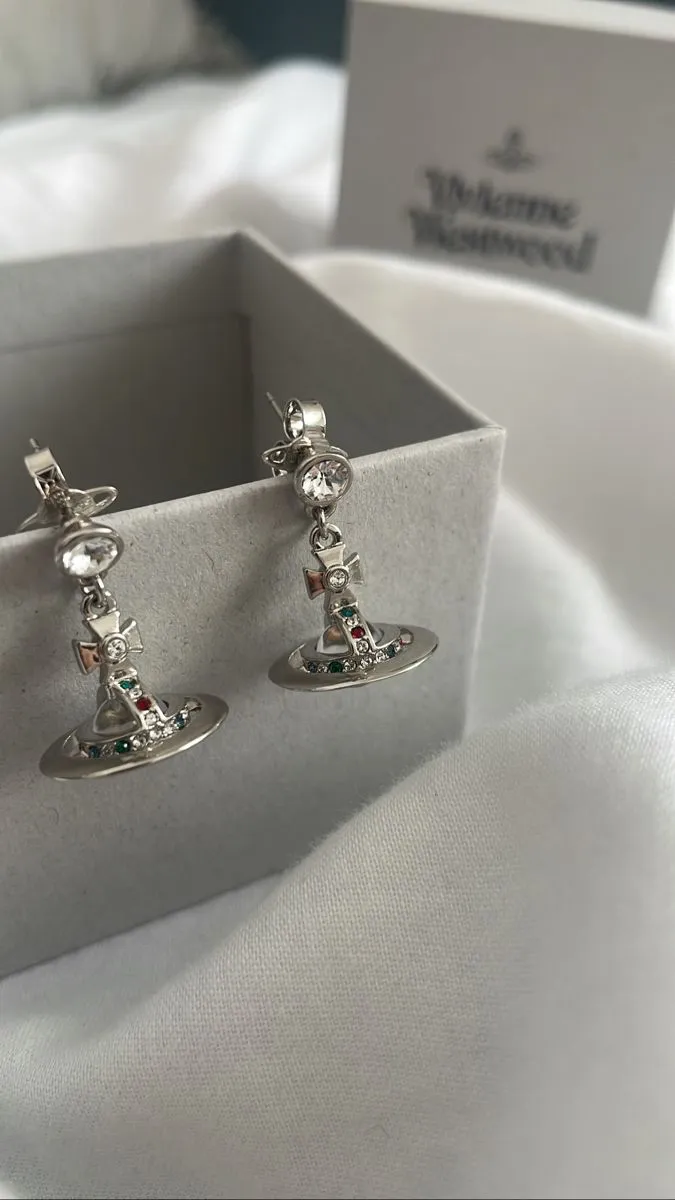 Boucles d'oreilles pendantes croix argentées 3
