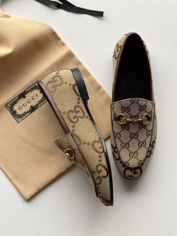 Mocassins Gucci monogramme beige et noir
