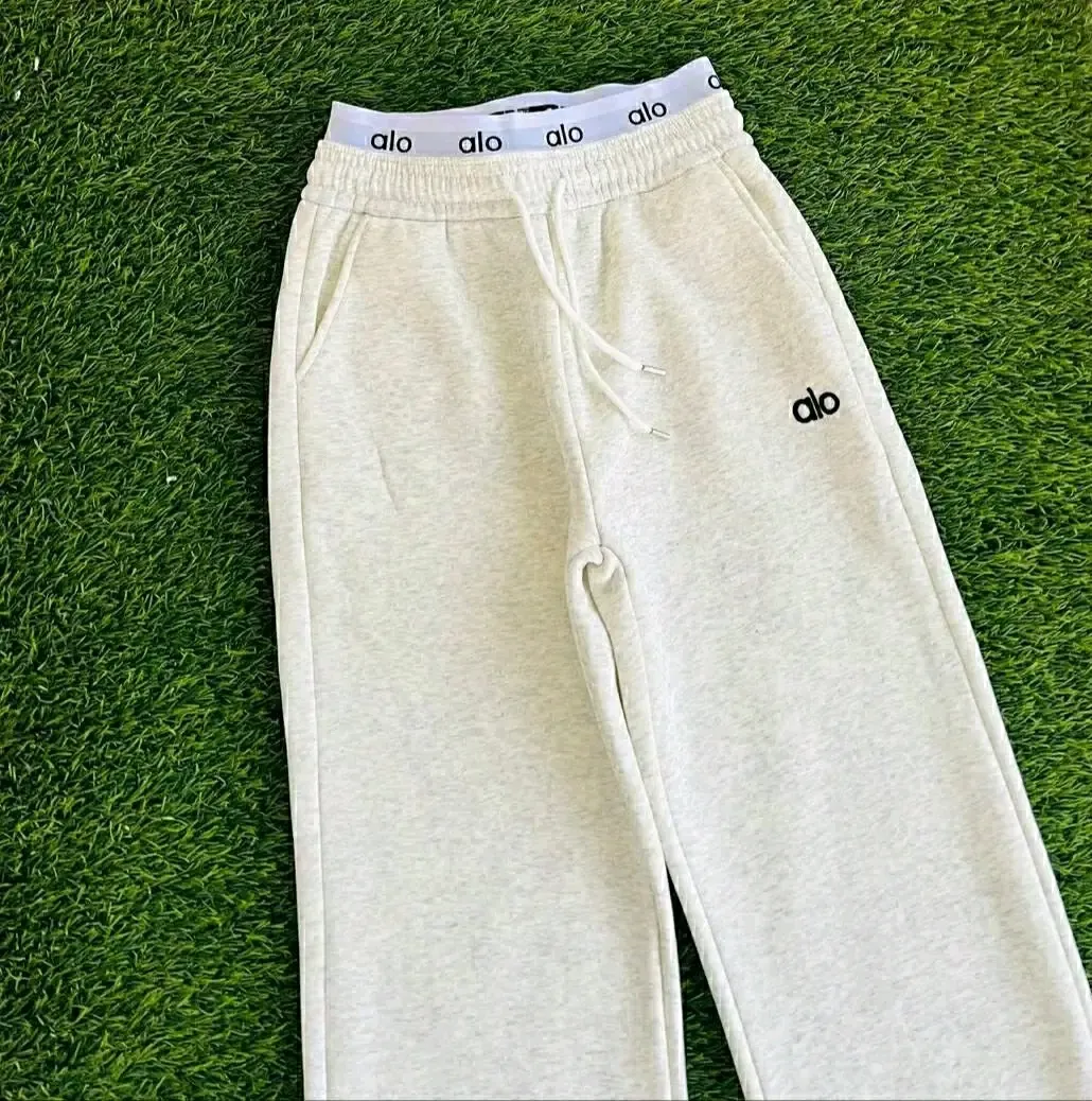 Pantalon alo Yoga blanc cassé 2