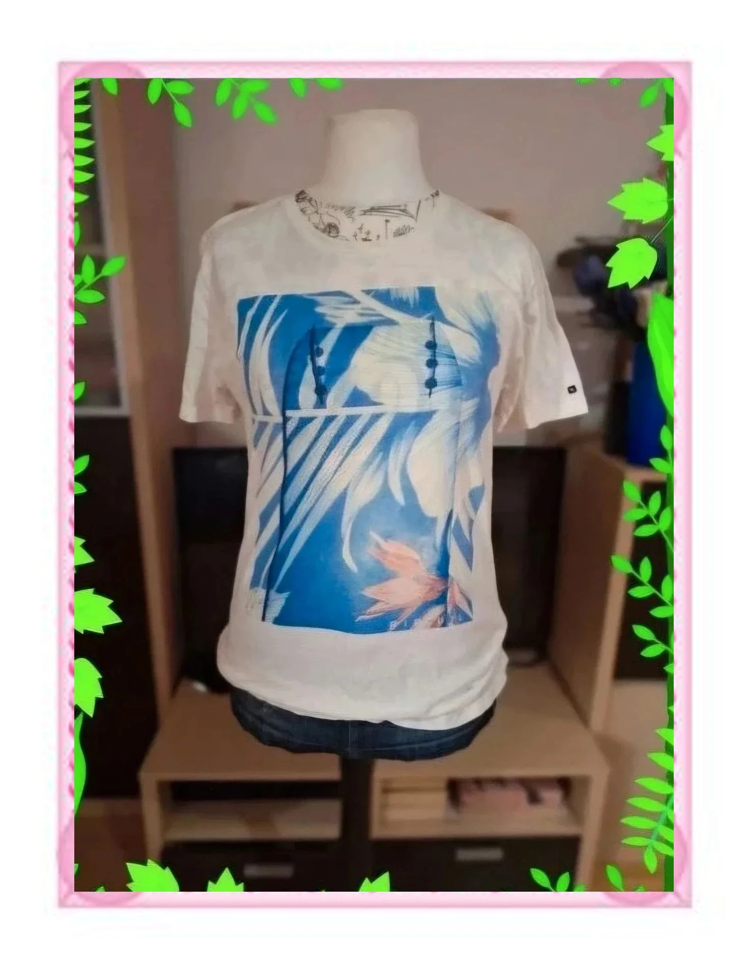 Camiseta Rip Curl Surfera con Estampado Tropical