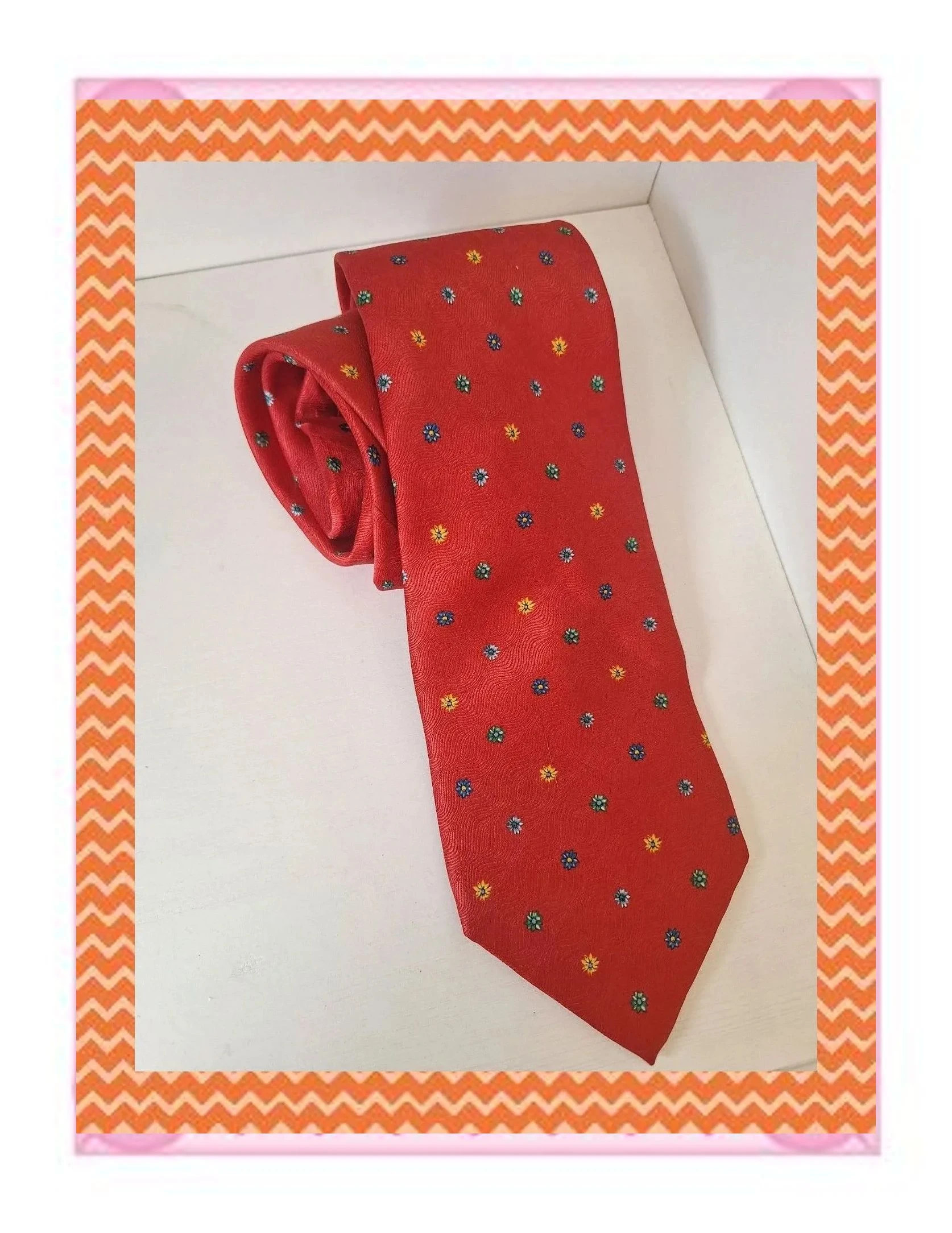 Corbata roja Classics con estampado floral, en excelente estado 🌺