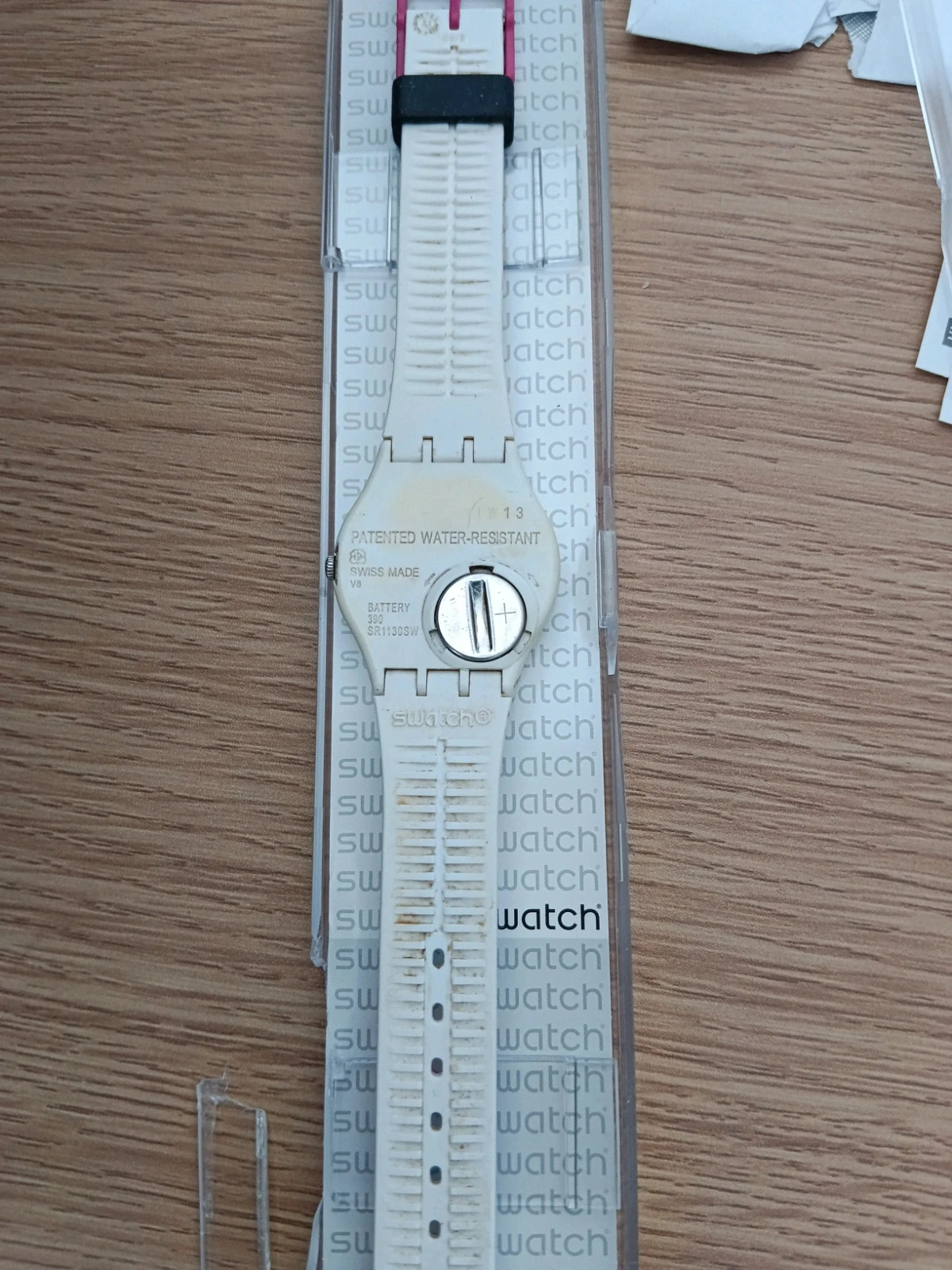 Montre Swatch d'époque au look rétro assumé. Cadran blanc patiné avec le t – Swatch – taille Taille unique 2
