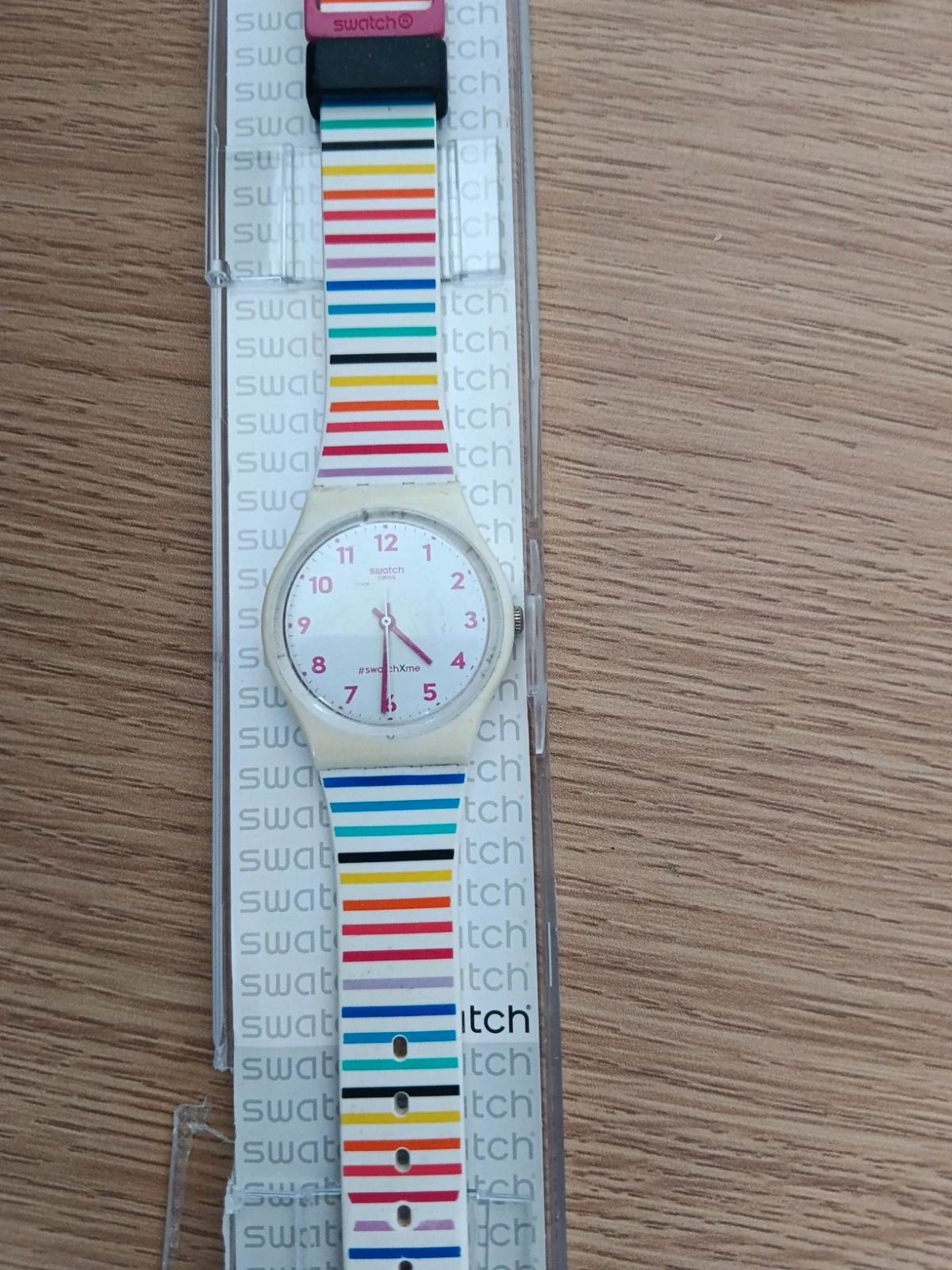 Montre Swatch d'époque au look rétro assumé. Cadran blanc patiné avec le t
