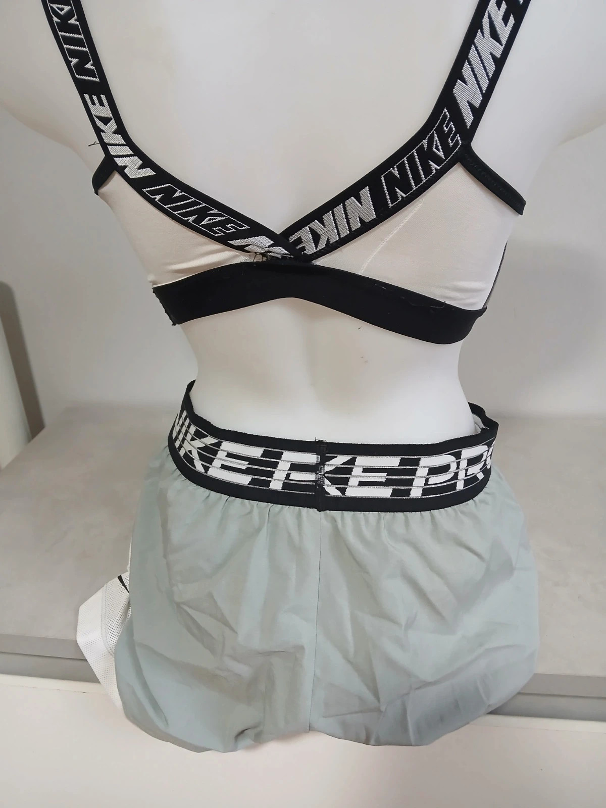 Brassière + short Nike. Short gris et noir.brassiere noir et blanc. – Nike – taille XS / 34 / 6 2