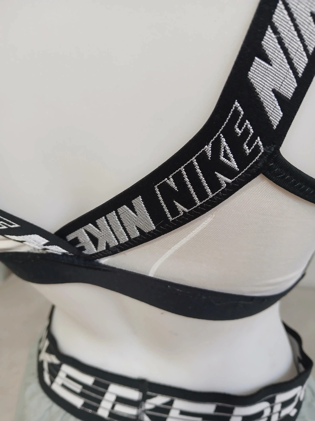 Brassière + short Nike. Short gris et noir.brassiere noir et blanc. – Nike – taille XS / 34 / 6 3