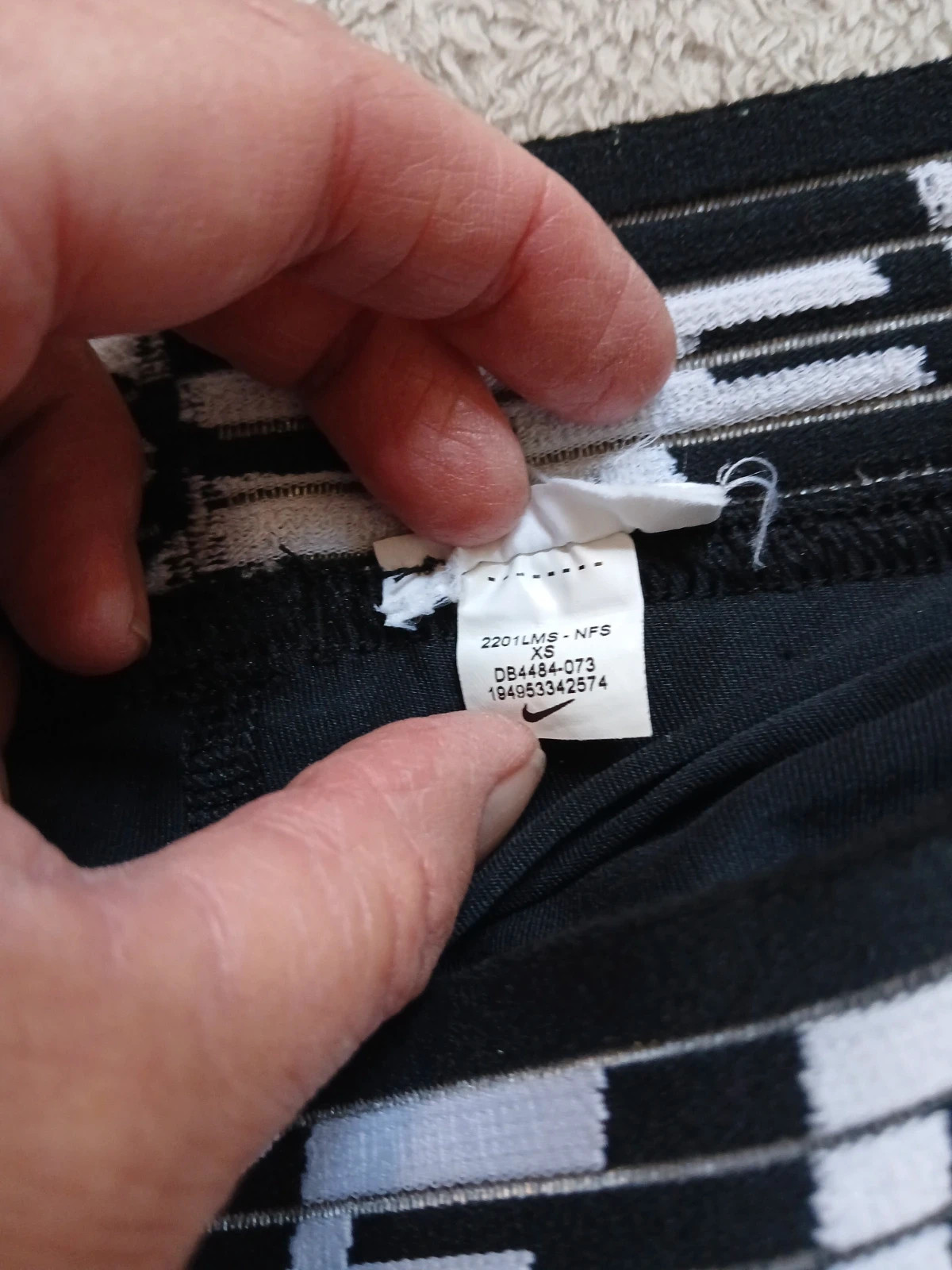 Brassière + short Nike. Short gris et noir.brassiere noir et blanc. – Nike – taille XS / 34 / 6 5