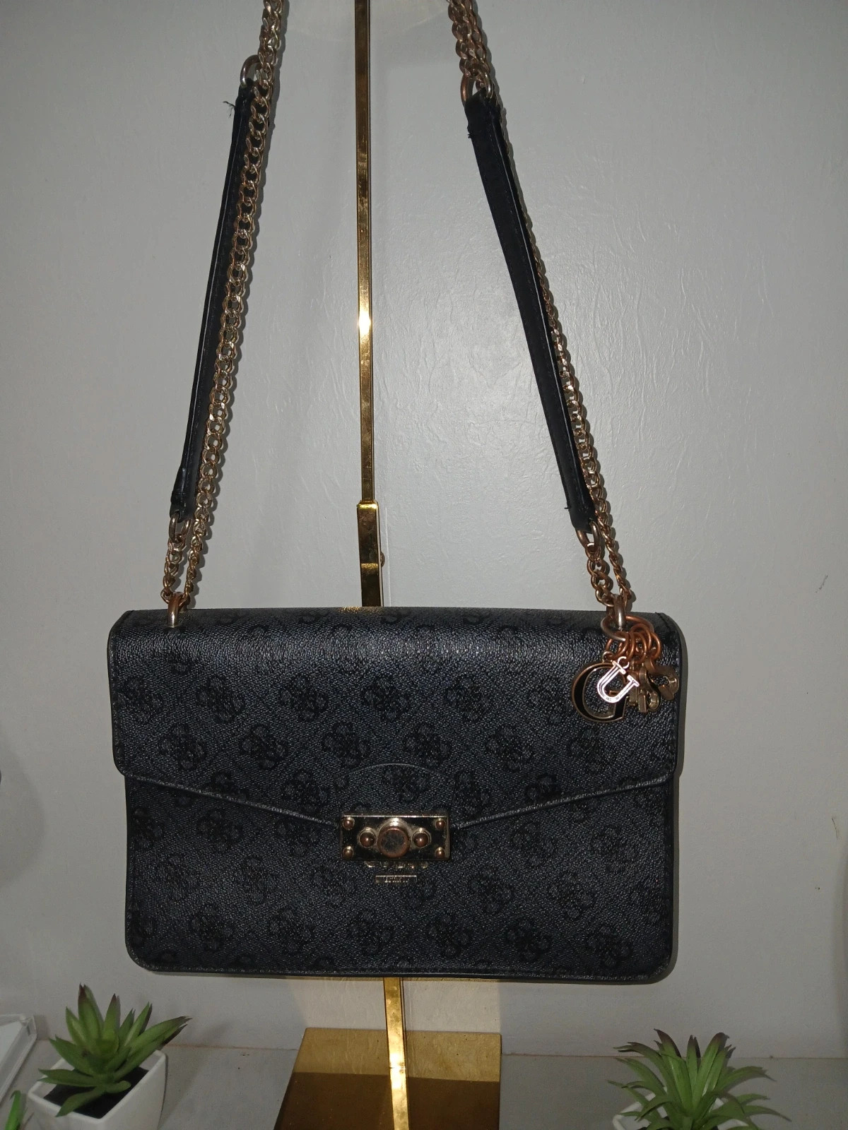 Sac bandoulière Guess.