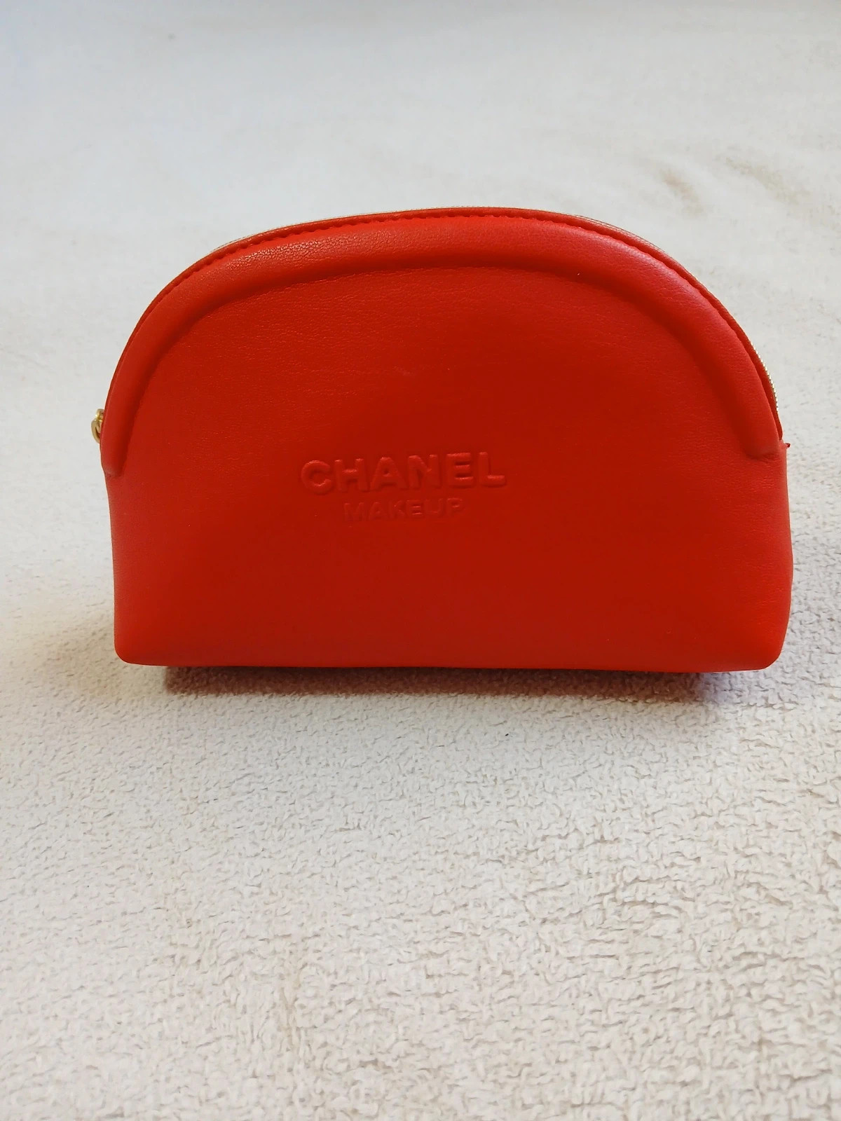 Petite pochette chanel.