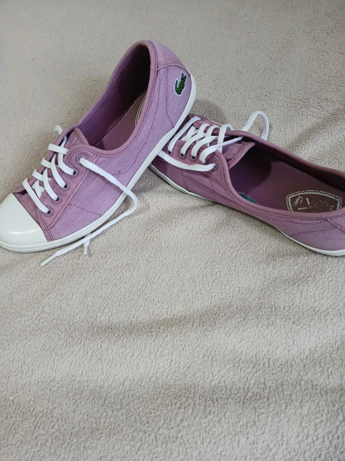 Baskets Lacoste.