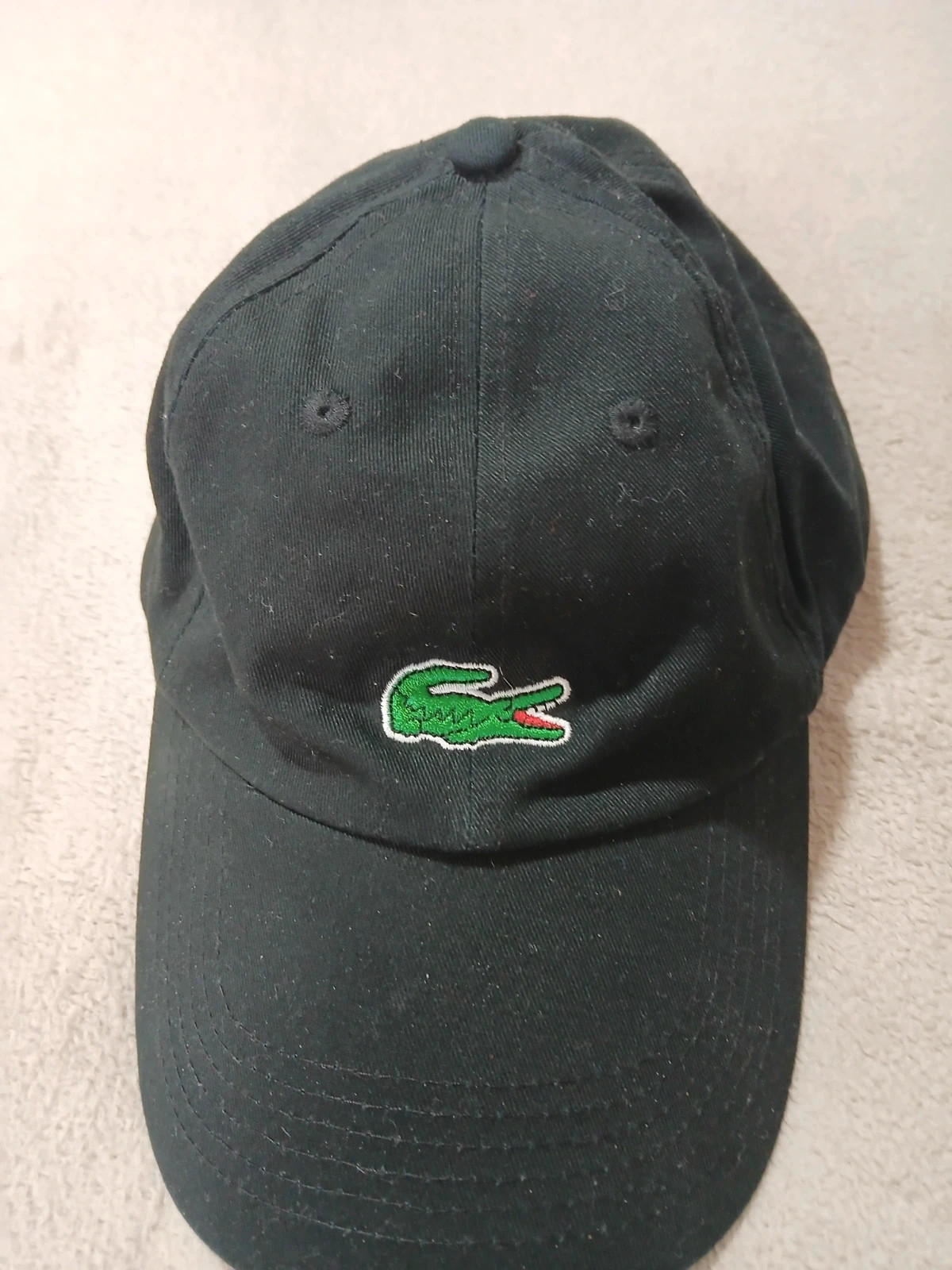 Casquette lacoste.
